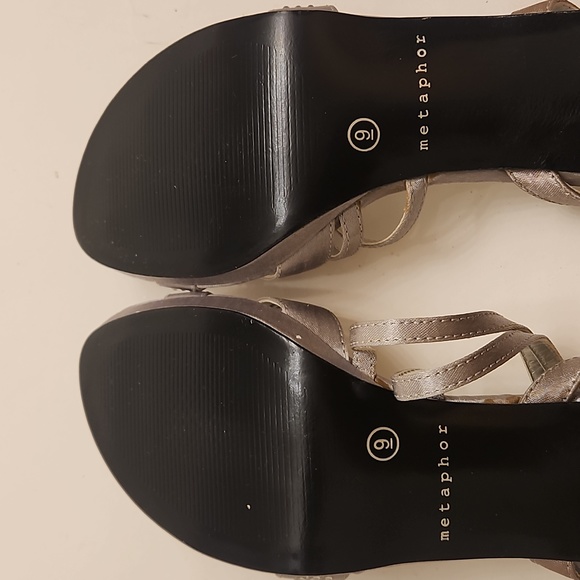 Metaphor Pumps Size 9 - Picture 4 of 5